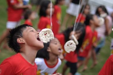 Lomba Makan Kerupuk, Image from pinterest
