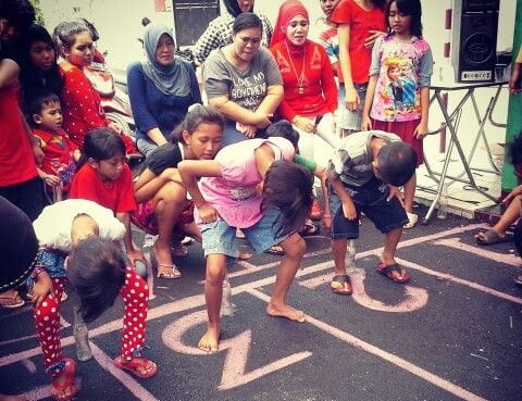 Lomba Memasukkan Paku ke Botol, Image from pinterest