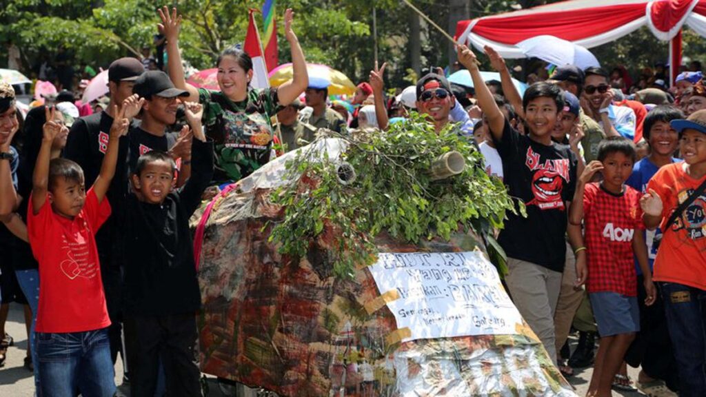 Tradisi 17 Agustus-an Pawai Jampana di Bandung