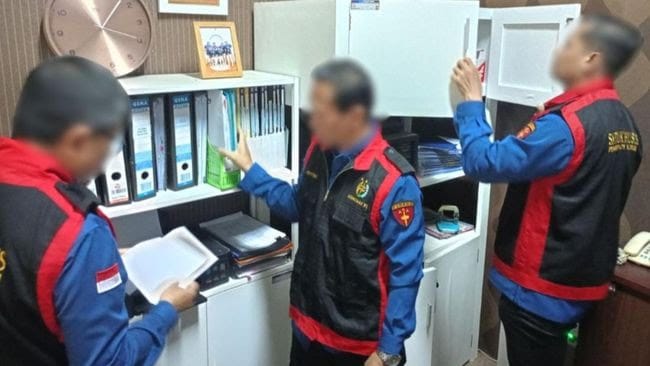 Tim Penyidik Kejati Jateng saat menggeledah Kantor PT Cilacap Segara Artha terkait dugaan korupsi pengadaan tanah Rp 237 miliar. (Dok Kejati Jateng).